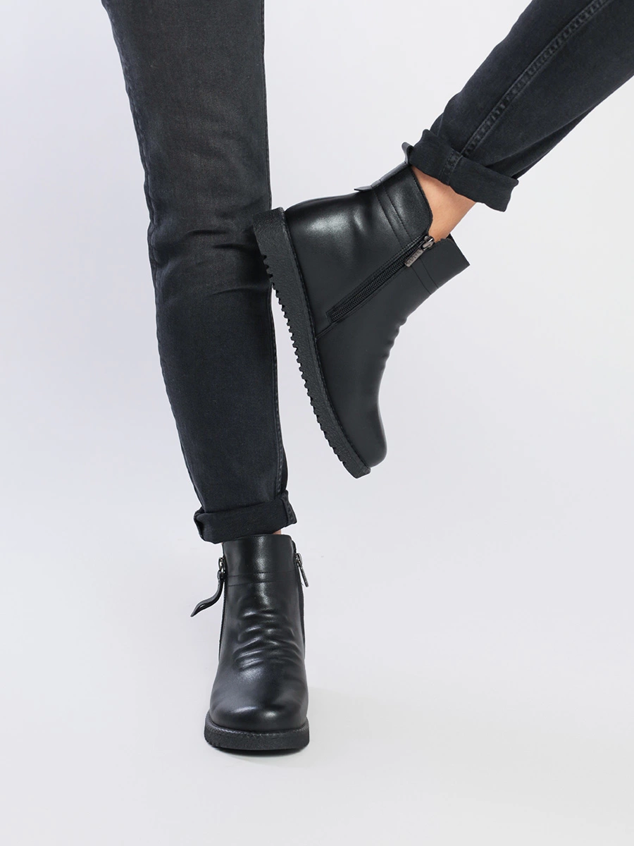 Ботинки черного цвета с присборенным взъемом